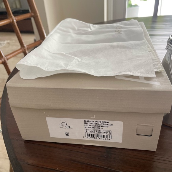 Beautiful NEW Arezzo sandals in size 7.  Includes box and dust bag. - Picture 3 of 4